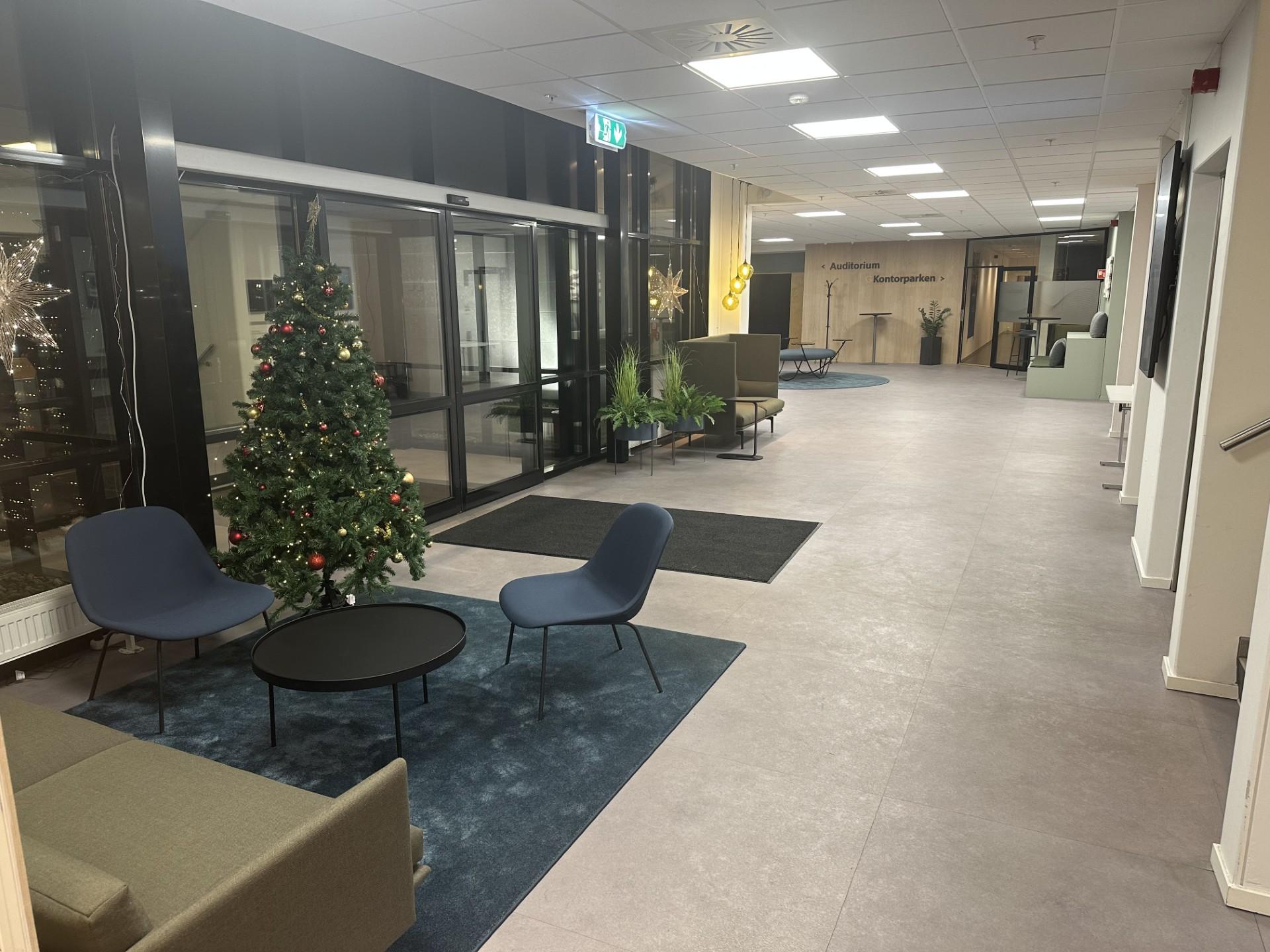 Lobby mellom hovedinngangen og Auditoriumet Jul